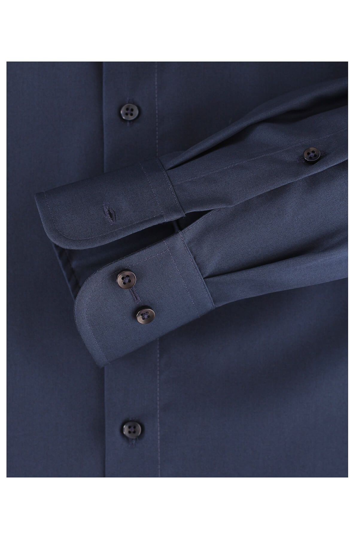 Abito business blu navy e camicia bianca