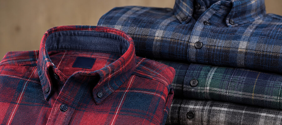 Tres camisas de franela de hombre con cuadros y diferentes combinaciones de color